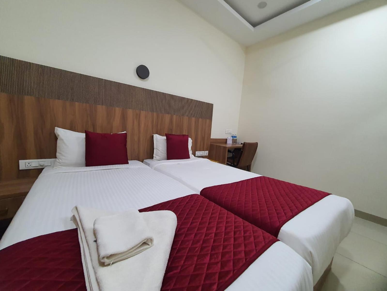 Hotel Deepakam Inn Palakkad Exterior photo